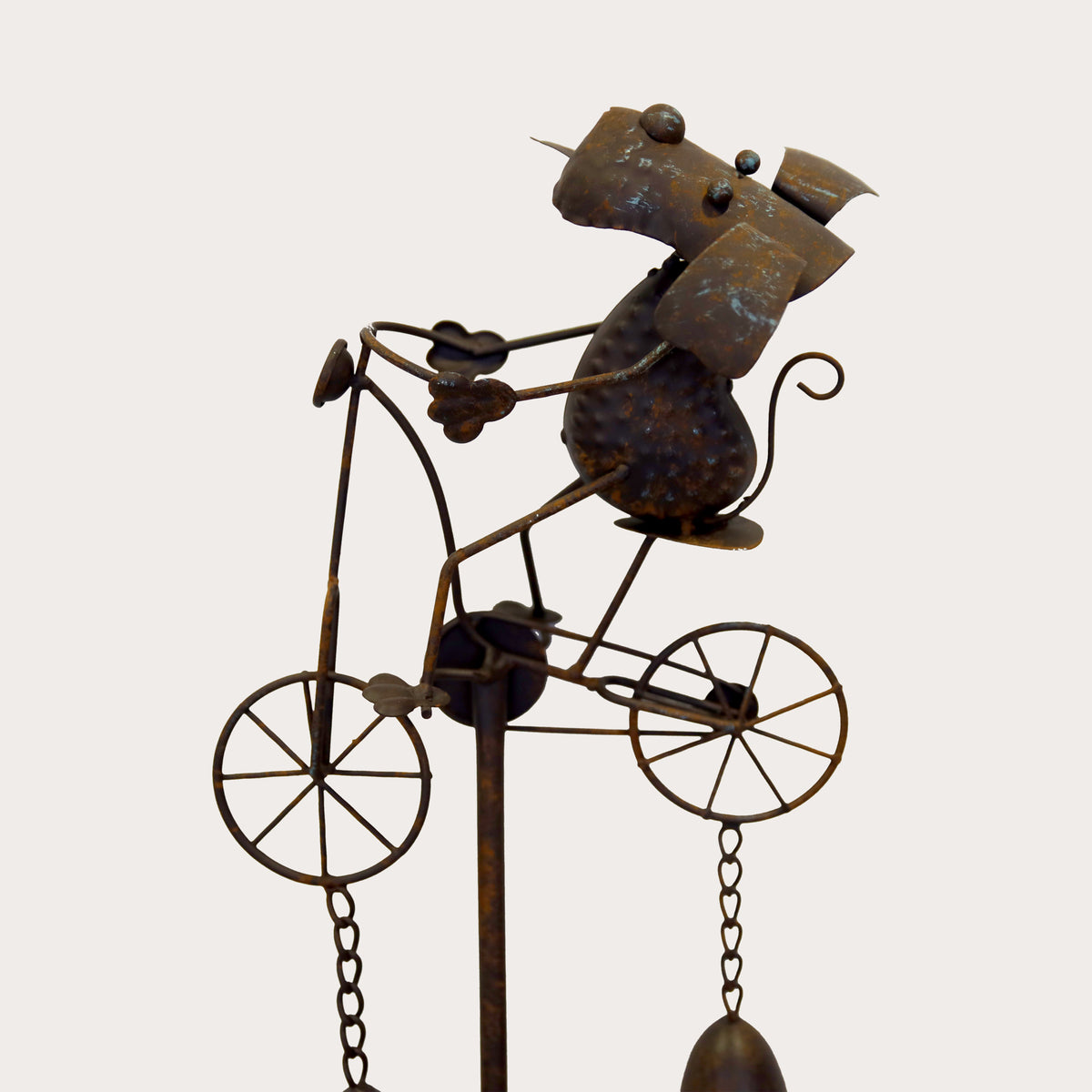 Säule mit Hund mit Glocken und Hund aus braunem Eisen