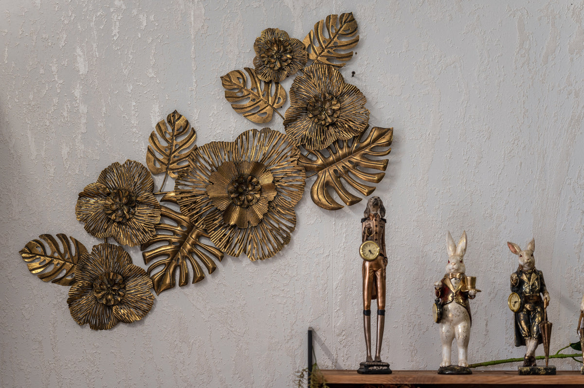 Friso decorativo en hierro dorado con flores y hojas.