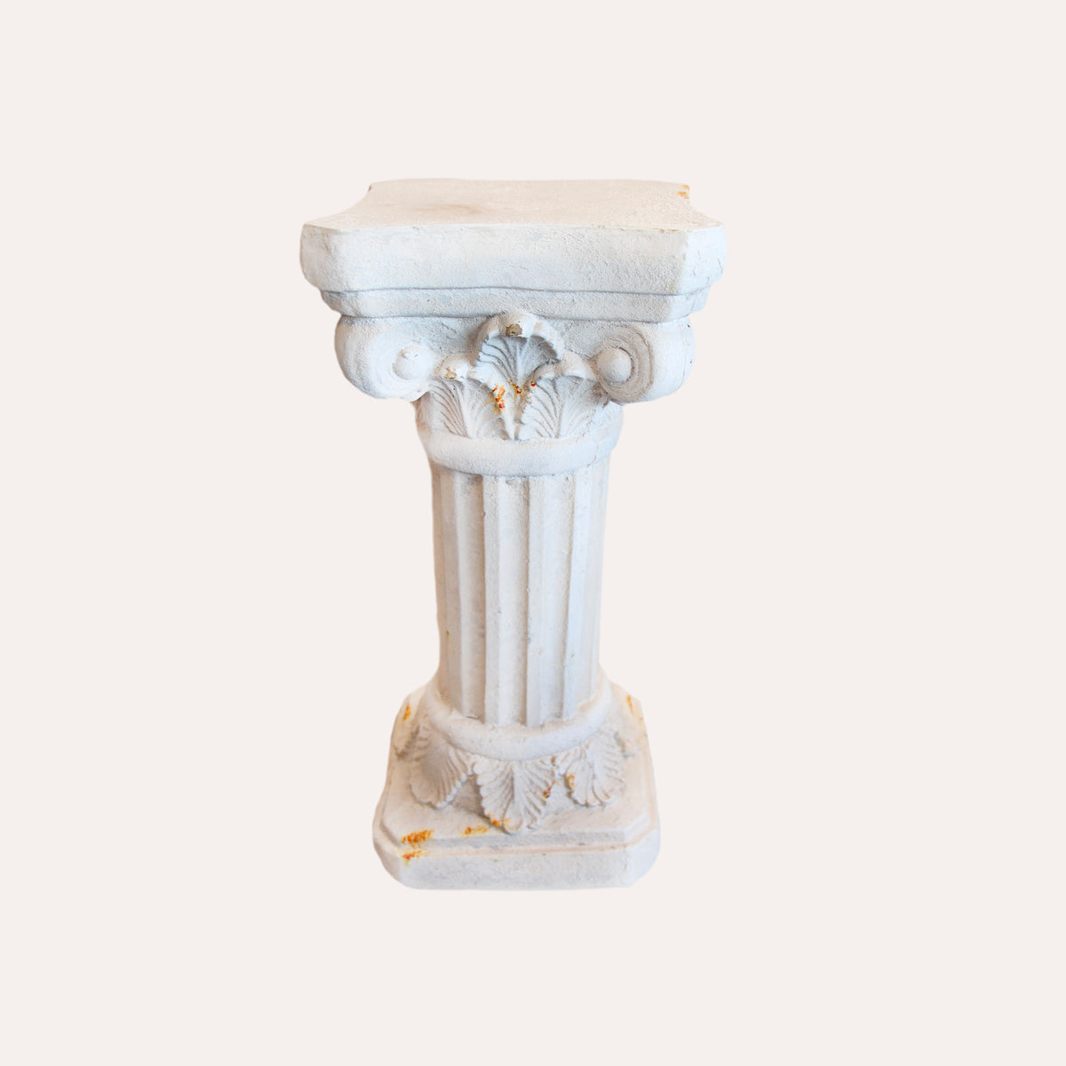 Base de capitel de resina blanca envejecida H. 61 cm
