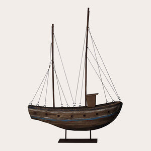 Bateau de pêche miniature en bois et fer – Décoration nautique artisanale