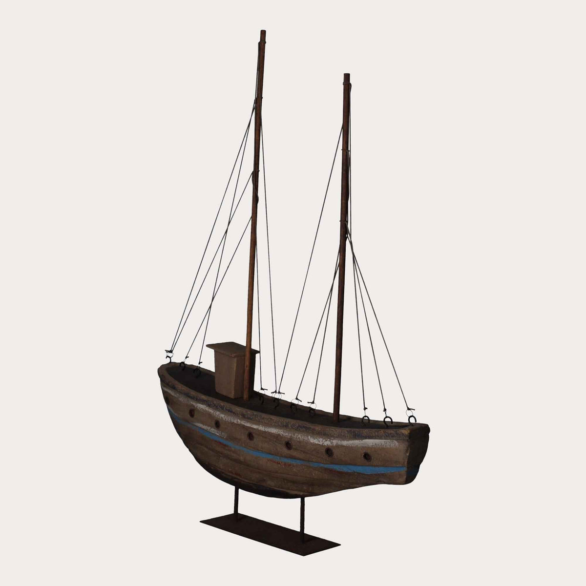 Bateau de pêche miniature en bois et fer – Décoration nautique artisanale