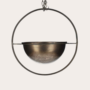 Elegante macetero de latón dorado para interior