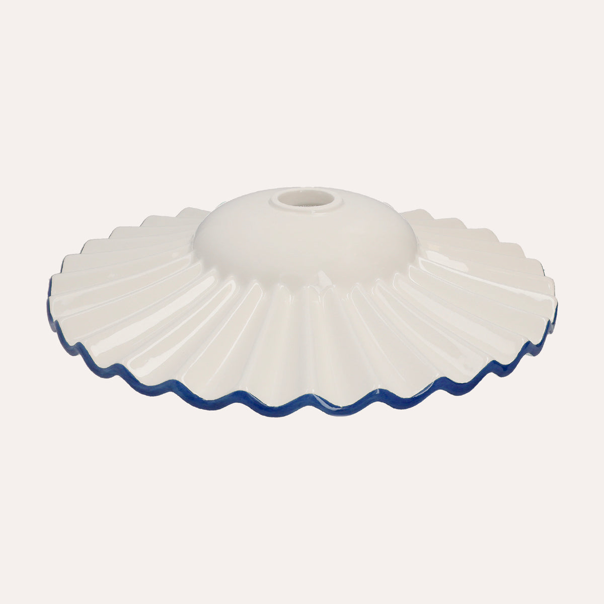 Weißer gewellter Keramiklampenschirm mit blauem Rand Ø. 39cm