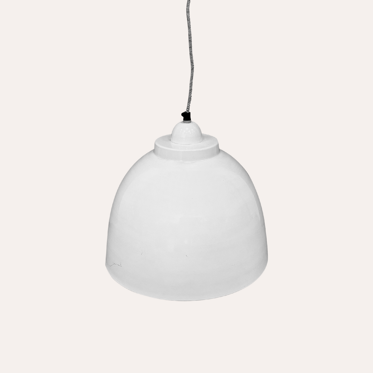 Lámpara de araña de estilo industrial en metal blanco brillante.