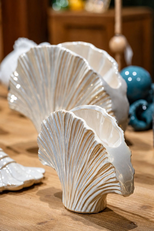 Vase Coquillage Moyen en Céramique Blanche Nacre H.27x34x11 cm