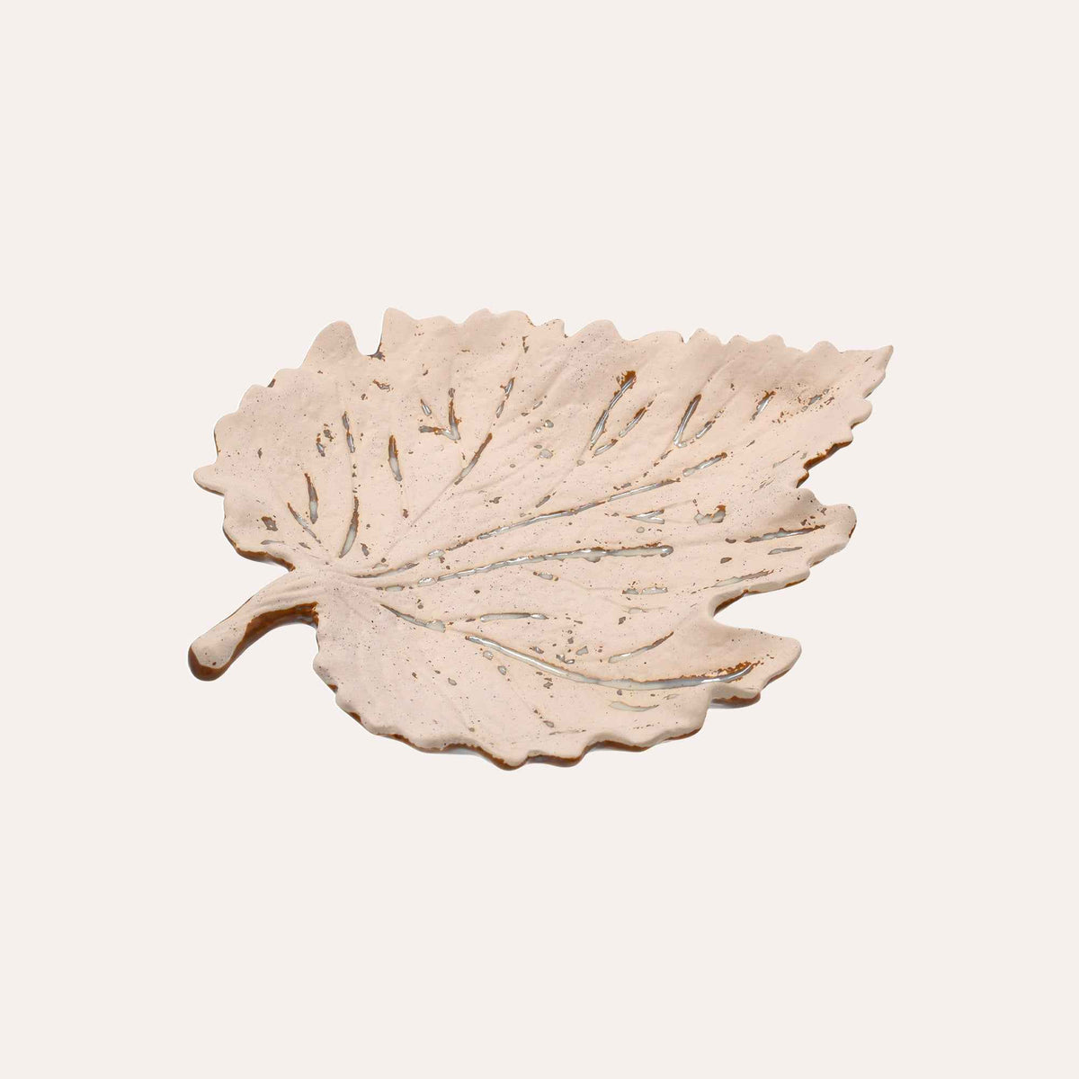 Foglia Decorativa in Ceramica Beige – Effetto Sabbiato Elegante