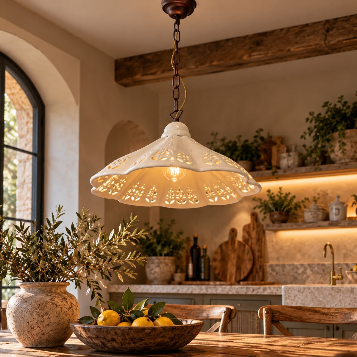 Lampadario Traforato con Catena Ceramica Bianca Ø. 38cm