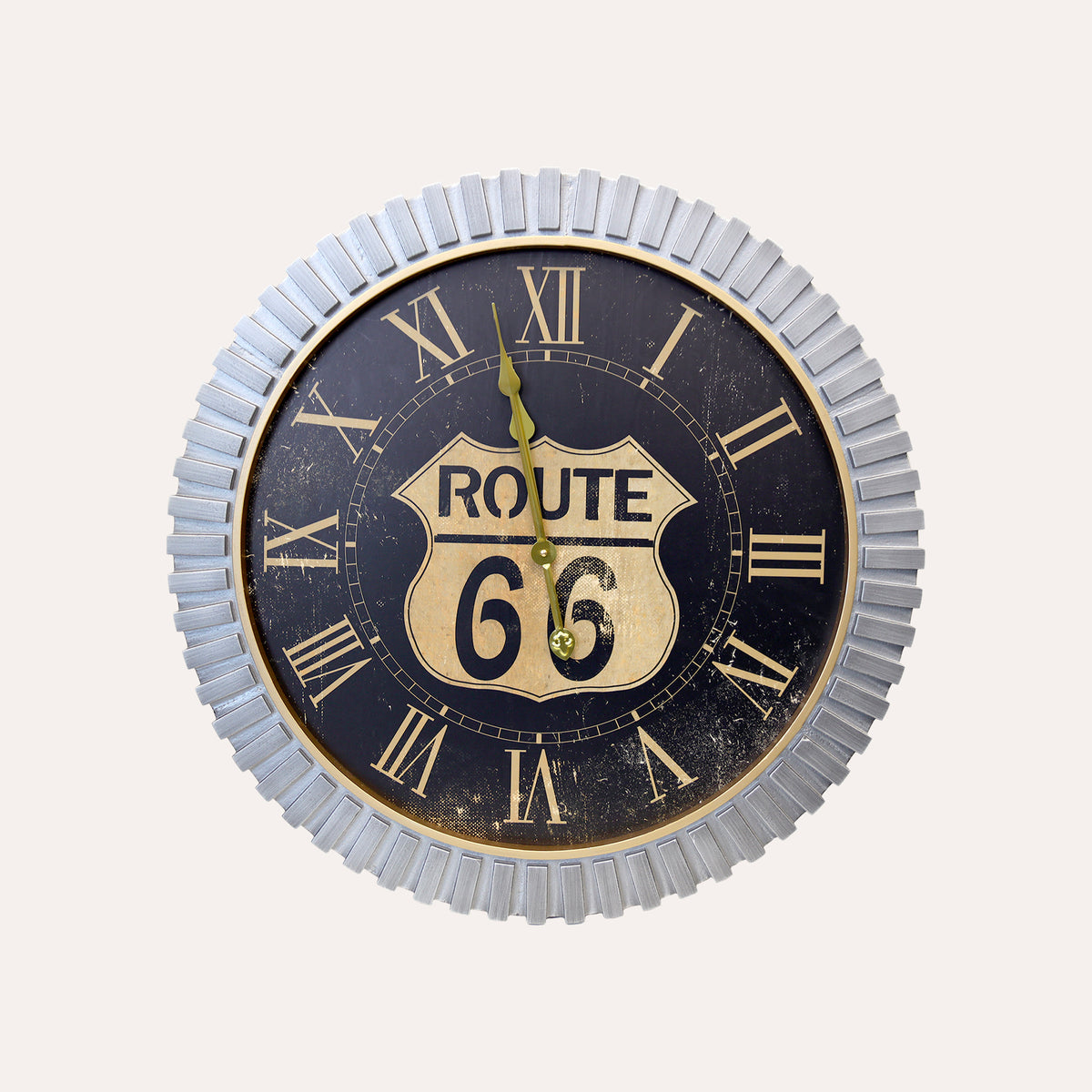 Horloge murale ronde en métal avec chiffres romains