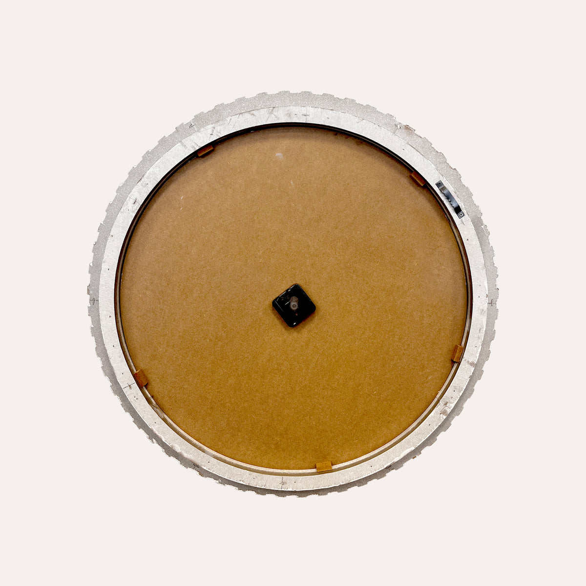 Horloge murale ronde en métal avec chiffres romains