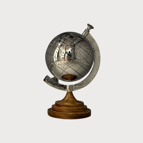 Metallglobus mit Holzsockel H 28 x T 20 cm