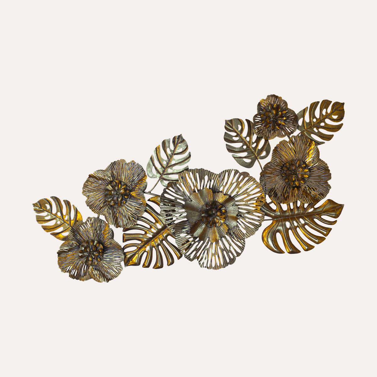 Friso decorativo en hierro dorado con flores y hojas.