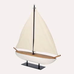 Bateau nautique en bois avec voiles en tissu